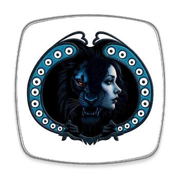 La majesté mystique, la belle femme et le lion noir. - Magnet carré - blanc - Devant