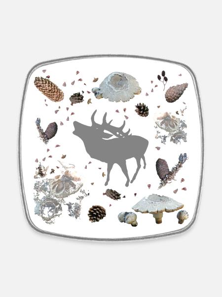 Cerf aux pommes de pin et champignons - Magnet carré - blanc