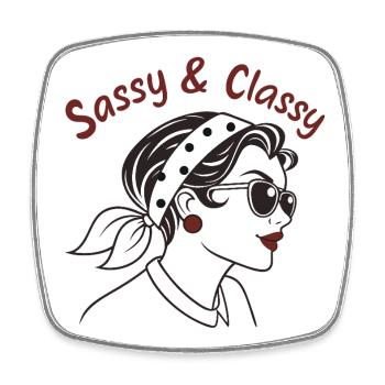 T-Shirt „Sassy and Classy“ – Chic Bold - Viereckiger Kühlschrankmagnet - Weiß - Vorne