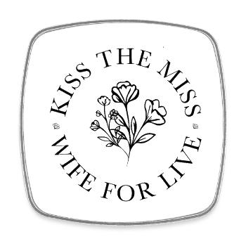 Kiss the Miss - Wife for live! - Viereckiger Kühlschrankmagnet - Weiß - Vorne