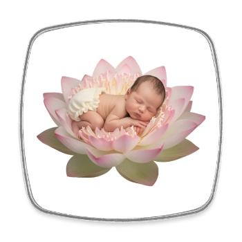 Baby mit Windel schläft auf geöffneter Lotusblüte - Viereckiger Kühlschrankmagnet - Weiß - Vorne