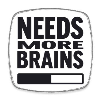 Needs More Brains - Citation amusante d’Halloween - Magnet carré - blanc - Devant