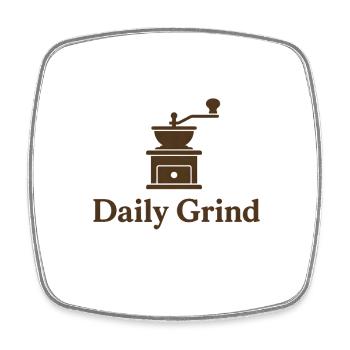 Daily Grind - Kaffemühle Kaffee Logo Spruch - Viereckiger Kühlschrankmagnet - Weiß - Vorne