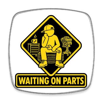Waiting On Parts - Schrauber Werkstatt Humor - Viereckiger Kühlschrankmagnet - Weiß - Vorne