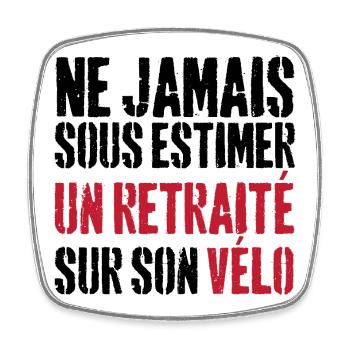 Ne jamais sous estimer un retraité sur son vélo - Magnet carré - blanc - Devant
