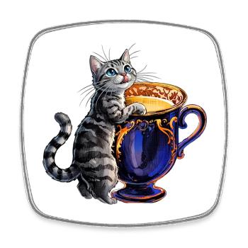 Un chaton gris devant une magnifique tasse de lait - Magnet carré - blanc - Devant