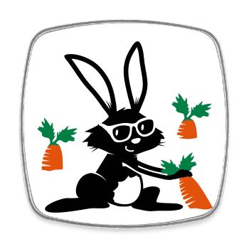 Le lapin tire une carotte de terre - Magnet carré - blanc - Devant