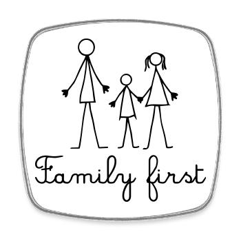 Familie zuerst – Strichmännchenfamilie - Viereckiger Kühlschrankmagnet - Weiß - Vorne