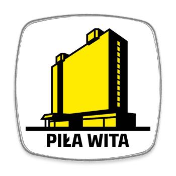 Saw vous souhaite la bienvenue. La ville de Piła et le bâtiment de l’hôtel Gromada - Magnet carré - blanc - Devant