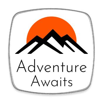 Adventure Awaits – Berge & Sonnenuntergang - Viereckiger Kühlschrankmagnet - Weiß - Vorne