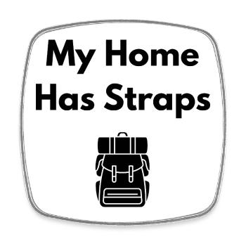 My Home Has Straps (Backpack) – Travel Shirt - Viereckiger Kühlschrankmagnet - Weiß - Vorne
