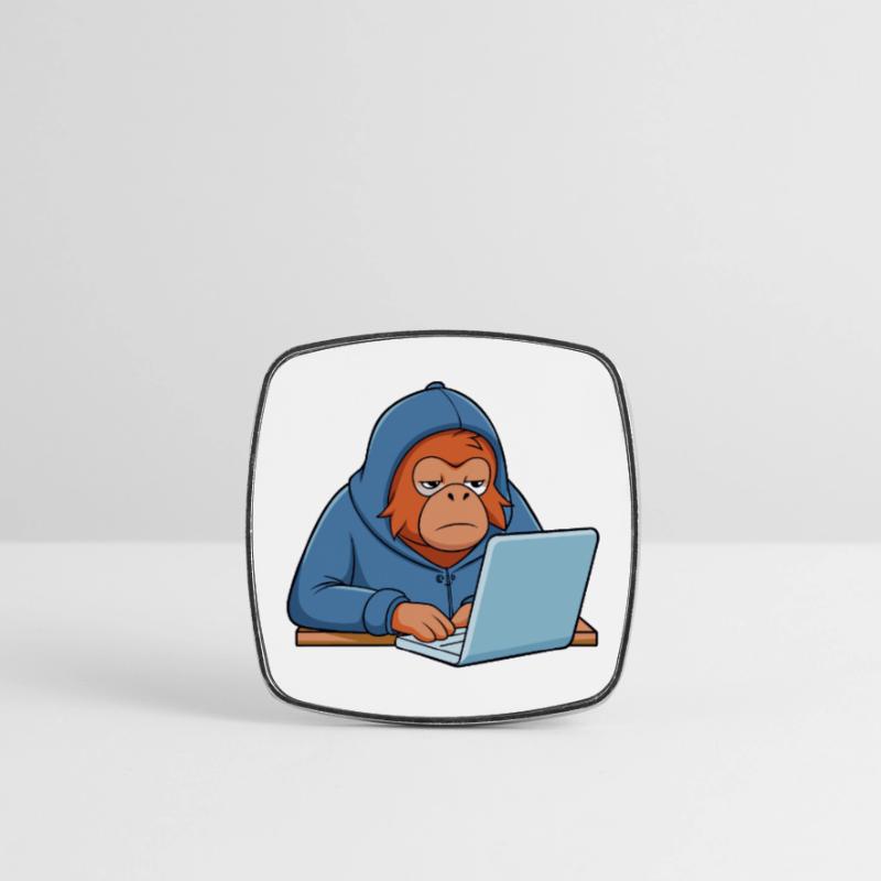 Mignon orang-outan hacker dans un sweat à capuche devant le PC Magnet carré