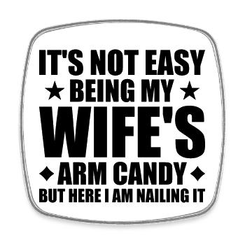 Its Not Easy Being My Wifes Arm Candy - Magnet carré - blanc - Devant