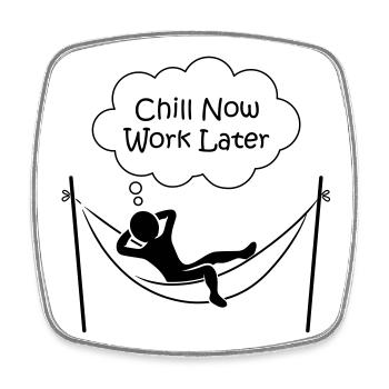 Männchen in Hängematte "CHILL NOW WORK LATER" - Viereckiger Kühlschrankmagnet - Weiß - Vorne
