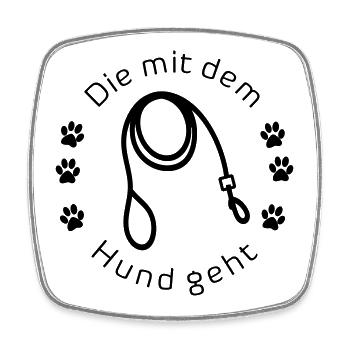 Die mit dem Hund geht - Viereckiger Kühlschrankmagnet - Weiß - Vorne