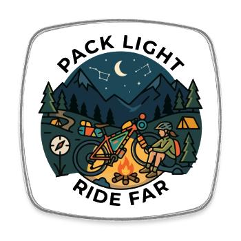 Pack Light Ride Far Bikepacking Nachthemd - Viereckiger Kühlschrankmagnet - Weiß - Vorne