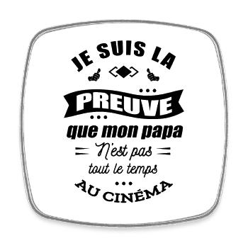 JE SUIS LA PREUVE QUE PAPA N'EST PAS QU'AU CINÉMA - Magnet carré - blanc - Devant