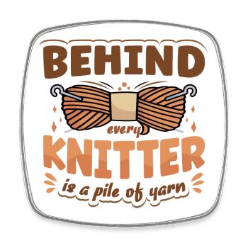 Behind every knitter is a pile of yarn - Viereckiger Kühlschrankmagnet - Weiß - Vorne
