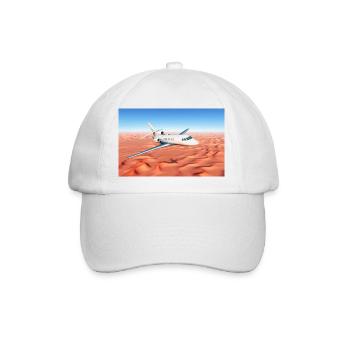 Ein Passagierflugzeug über einer Sandwüste - Baseballkappe - Weiß/Weiß - Vorne