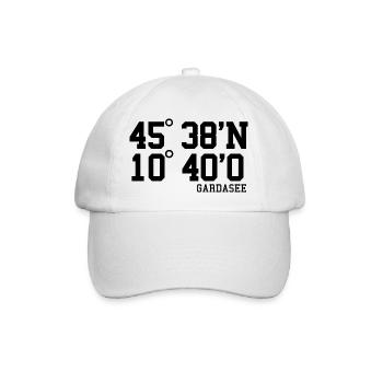Gardasee Koordinaten Lago Di Garda Urlaub Geschenk - Baseballkappe - Weiß/Weiß - Vorne