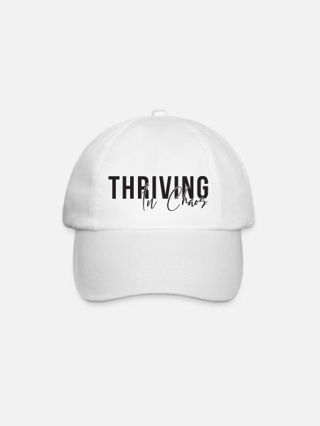 Thriving in Chaos - Lustiges T-Shirt - Baseballkappe - Weiß/Weiß