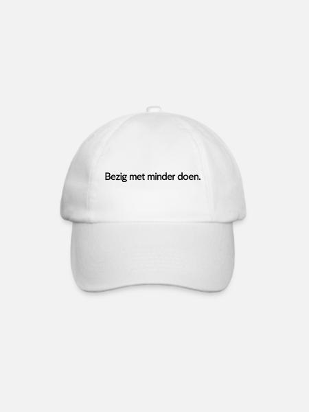 Weniger tun – Trendiges Textdesign - Baseballkappe - Weiß/Weiß
