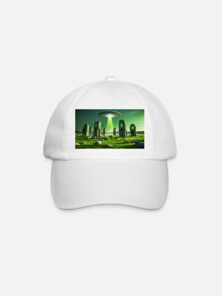 gruselige mythische Orte – UFO fliegt Stonehenge - Baseballkappe - Weiß/Weiß