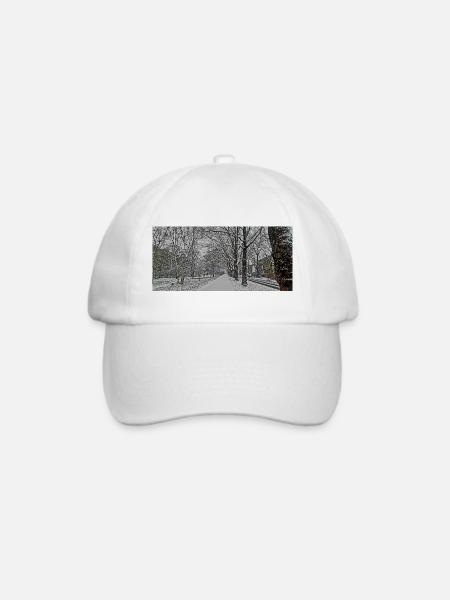 Winterallee im Schneefall - Baseballkappe - Weiß/Weiß