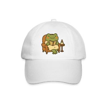 Lesender Frosch im Sessel – Cozy Evening - Baseballkappe - Weiß/Weiß - Vorne