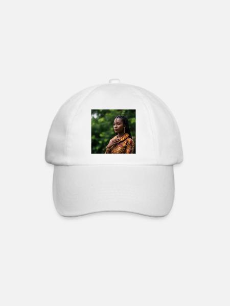 Afroetnic Portrait mit traditionellem Schmuck - Baseballkappe - Weiß/Weiß