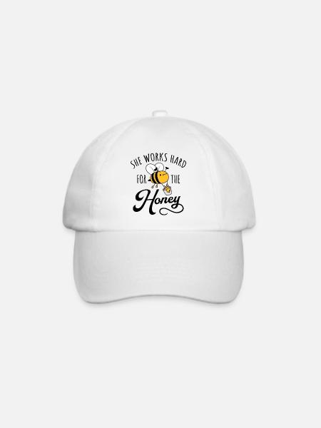 She Works Hard For The Honey Money Bienen Spruch - Baseballkappe - Weiß/Weiß