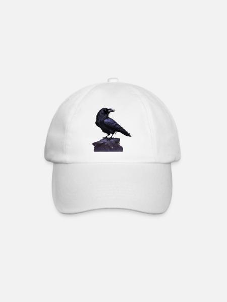 großer Rabe auf Stein - Naturmotiv - Rabenvogel - Baseballkappe - Weiß/Weiß