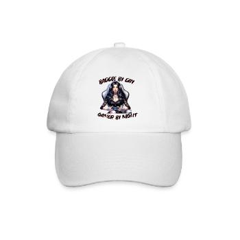 Baddie bei Tag – Gamerin bei Nacht Shirt - Baseballkappe - Weiß/Weiß - Vorne