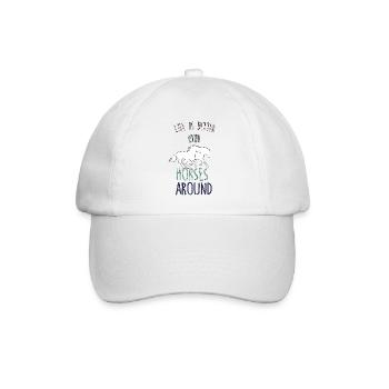 Das Leben ist besser mit Pferden in der Nähe, Geschenk für Pferde - Baseballkappe - Weiß/Weiß - Vorne