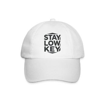 Stay Low Key – ruhige Wohnästhetik - Baseballkappe - Weiß/Weiß - Vorne