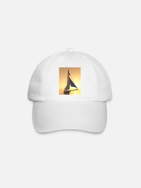 Segelyacht bei Sonnenuntergang - Baseballkappe - Weiß/Weiß