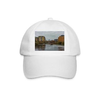 Urbane Flussszene mit Brücke - Baseballkappe - Weiß/Weiß - Vorne