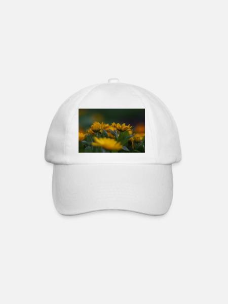 Leuchtend gelbe Blüten blühen inmitten von sattgrünen Blättern - Baseballkappe - Weiß/Weiß