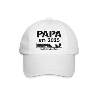 Papa im Jahr 2025 Geschenke für den werdenden Vater - Baseballkappe - Weiß/Weiß - Vorne