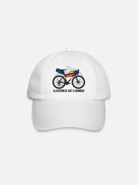 Die Höhe ist nur eine Zahl – Gravel Bikepacking Art - Baseballkappe - Weiß/Weiß