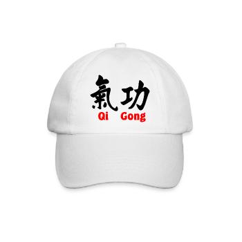 QI Gong mit Text horizontal mit Text rot - Baseballkappe - Weiß/Weiß - Vorne