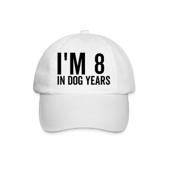 Ich bin 8 in Hundejahren - Baseballkappe - Weiß/Weiß - Vorne