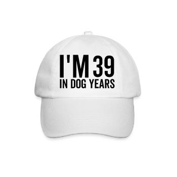Ich bin 39 in Hundejahren - Baseballkappe - Weiß/Weiß - Vorne