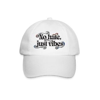 Der Schriftzug „No hate, just vibes“ in einer bauc - Baseballkappe - Weiß/Weiß - Vorne