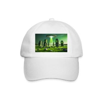 gruselige mythische Orte – UFO fliegt Stonehenge - Baseballkappe - Weiß/Weiß - Vorne