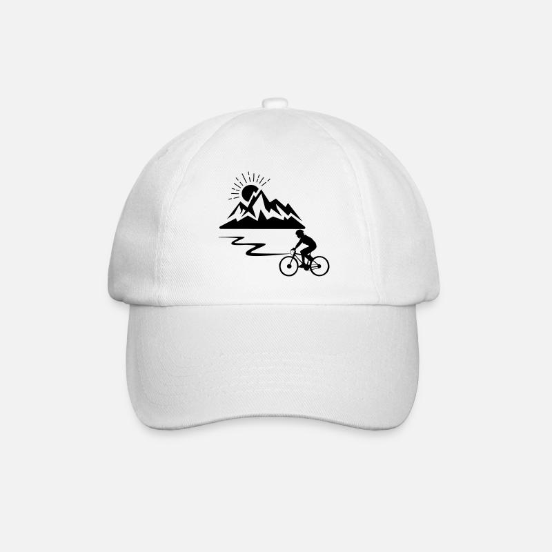 Radfahrer mit Bergen im Hintergrund und Sonne verschwindet - Baseballkappe - Weiß/Weiß