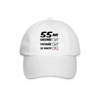 55 ans tatouée et vaccinée//design humoristique - Casquette classique - blanc/blanc - Devant