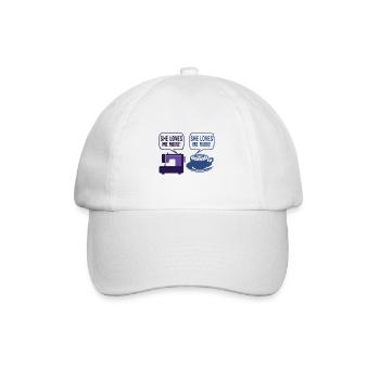 Nähen Humor Geschenk Sie liebt mich mehr Nähen - Baseballkappe - Weiß/Weiß - Vorne