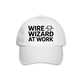 WIRE WIZARD BEI DER ARBEIT Zahnarzthelferin Professional - Baseballkappe - Weiß/Weiß - Vorne