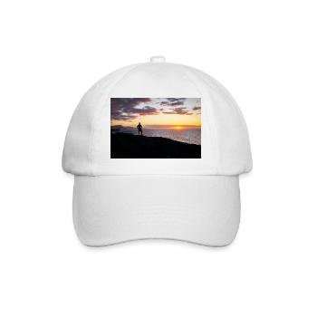 L’homme regarde la soirée au-dessus de la mer - Casquette classique - blanc/blanc - Devant